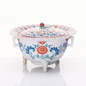 A Japanese Kakiemon style porcelain censer with cover/koro, Edo period (1603-1868).