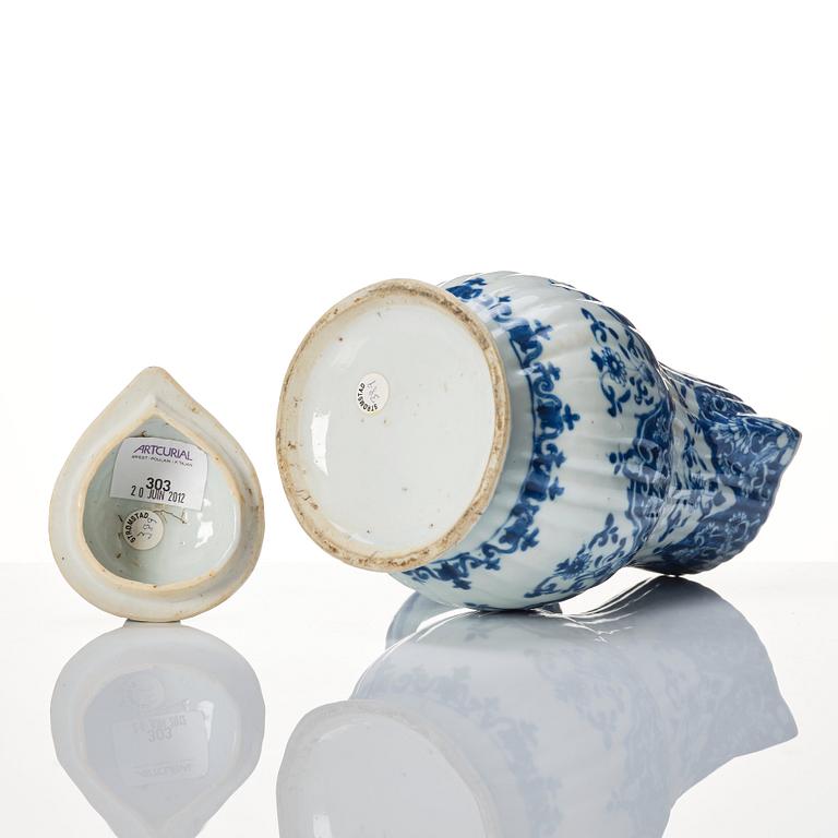 Kanna med lock, porslin, Qingdynastin Kangxi (1662-1722).