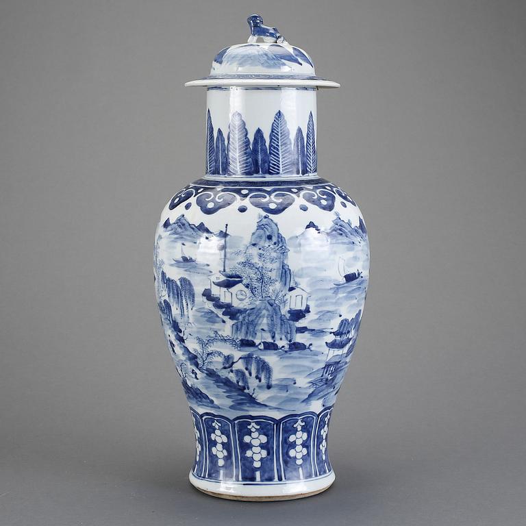 URNA med LOCK, porslin, Kina, 18/1900-tal.