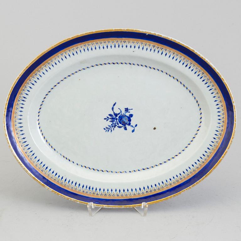 Three blue and white export porcelain dishes, Qing dynasty, Jiaqing, late 18th century.