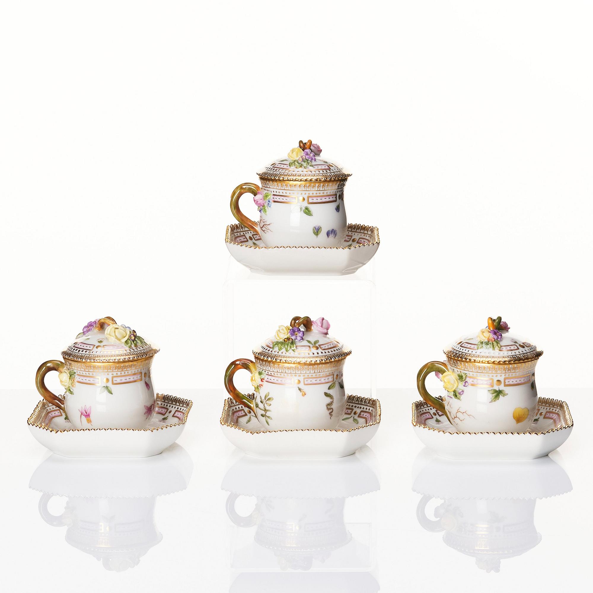 Cremekoppar med fat, fyra stycken, porslin. Royal Copenhagen, "Flora Danica", Danmark, 1900-tal.