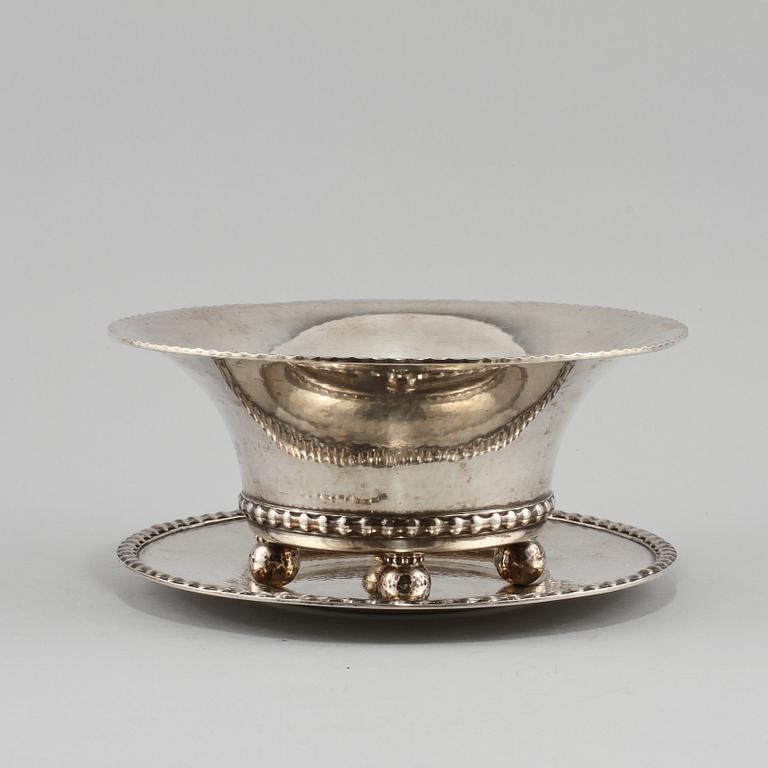 SKÅL med UNDERFAT, silver, K Andersson, Stockholm, 1917. Vikt 845 g.