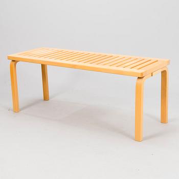 ALVAR AALTO, BÄNK, 153A, Artek 1900-talets andra hälft. Modellen formgiven 1945.