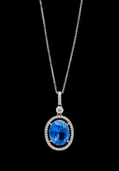 HÄNGSMYCKE, fasettslipad blå safir, 4.70 ct med briljantslipade diamanter, tot. ca 0.60 ct.