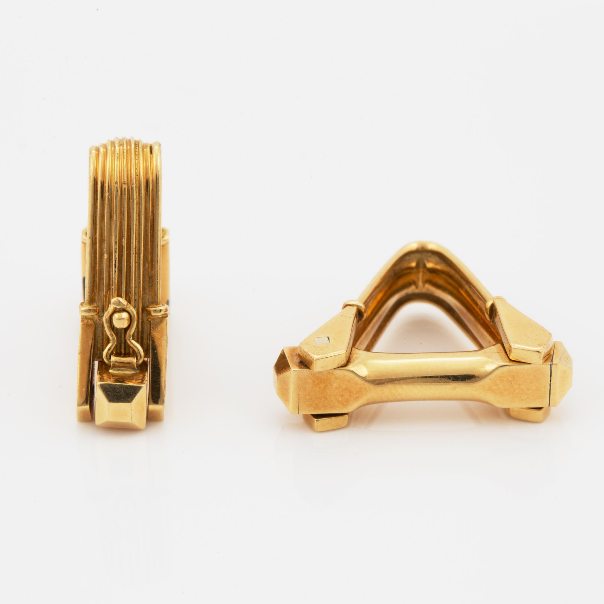 A pair of 18K gold cufflinks.