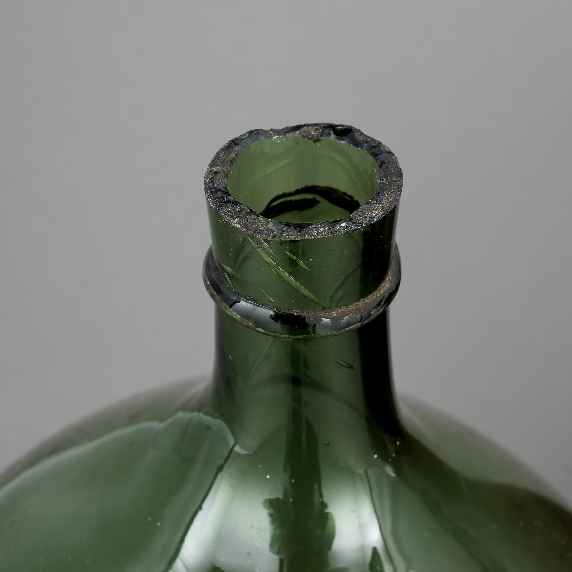 FLASKOR, 2 st, glas, omkring sekelskiftet 1900.