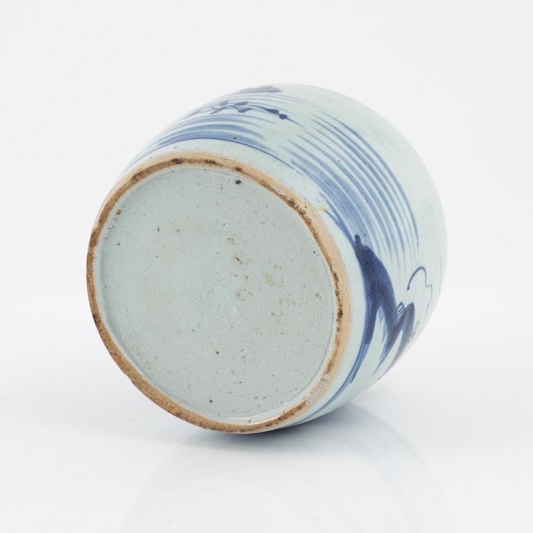 A blue and white jar, late Qing dynasty, 19th century.