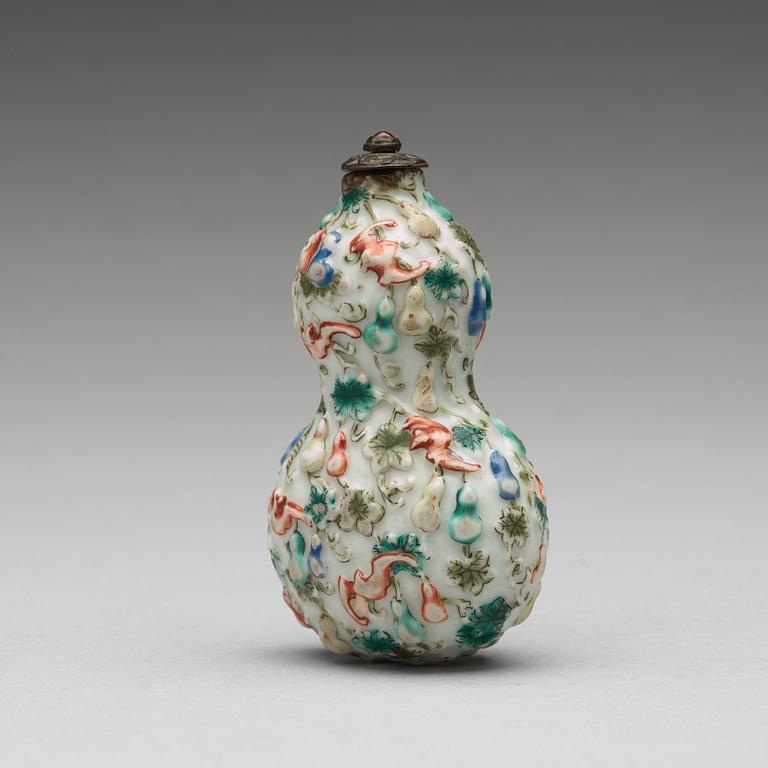 A large famille rose snuff bottle, Qing dynasty, 19th Century.