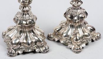 LJUSSTAKAR, ett par, silver, nyrokokostil, 1950.