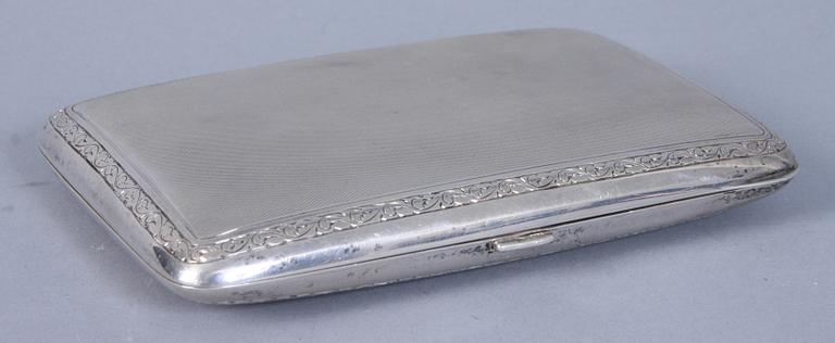 CIGARETTETUI, sterlingsilver, märkt K A. 156 g.