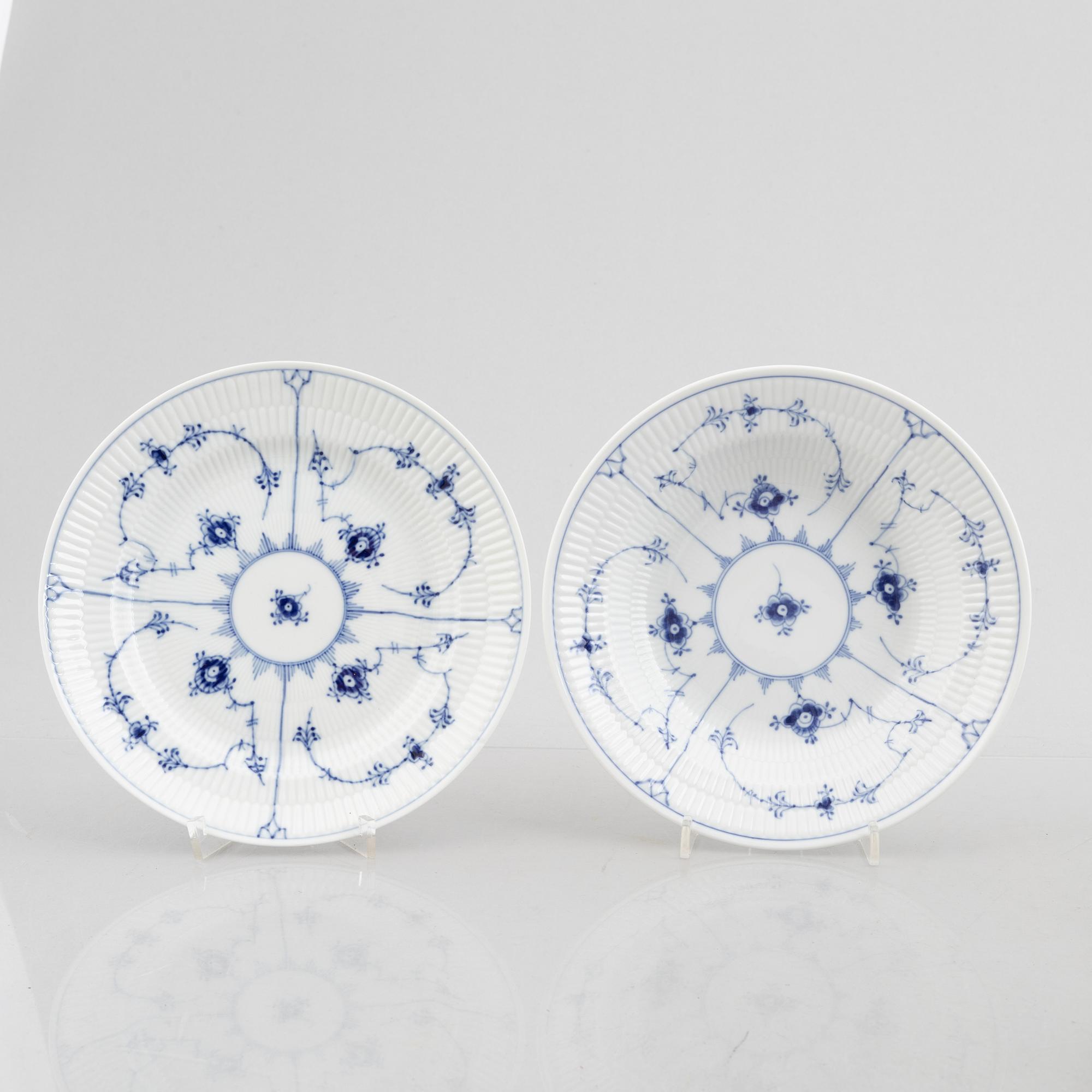 Servisdelar, 86 st, porslin, "Musselmalet", Royal Copenhagen, Danmark, varierande åldrar; 1900-tal & några äldre delar.