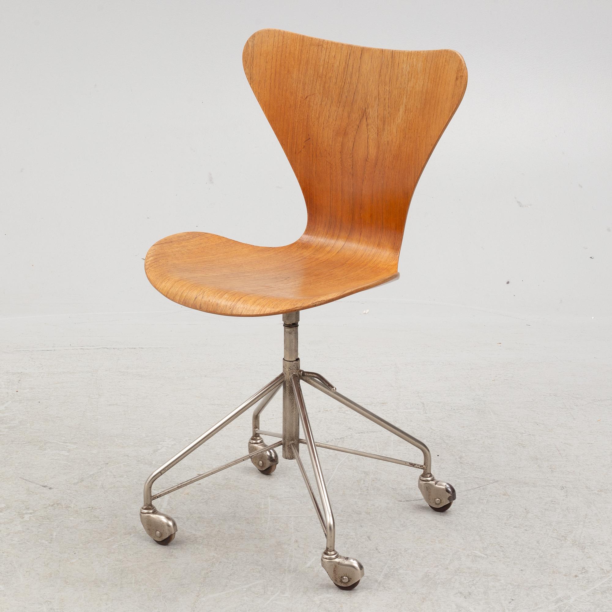 Arne Jacobsen, a 'Series 7' desk chair, Fritz Hansen, Denmark, 1950's/60's.
