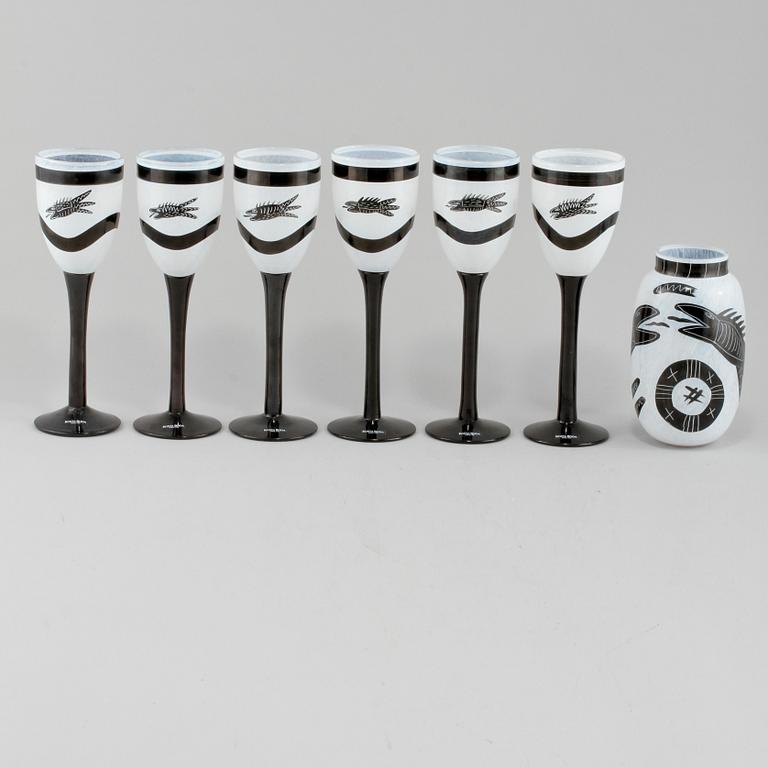 VINGLAS, 6 st, samt VAS, Ulrica Hydman-Vallien, Kosta Boda, signerade. 1900-talets senare del.