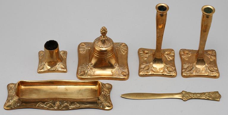 SKRIVBORDSSET, 6 delar, mässing, jugend, enl uppgift Skultuna, Hjalmar Nordström, tidigt 1900-tal.