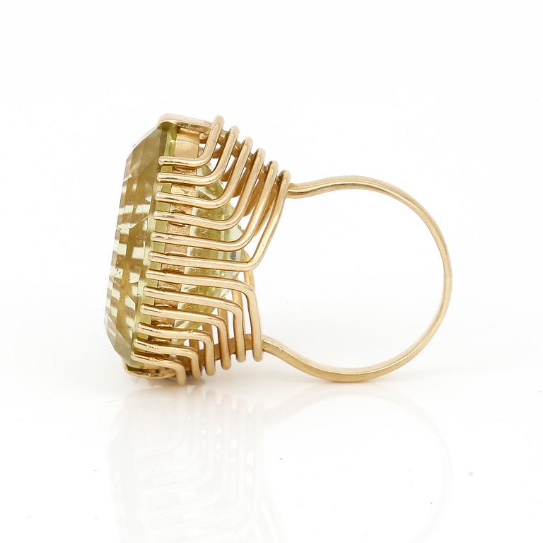 RING, 18K guld med oval facetterad citrin, ca 25,59 ct. Vikt ca 13,38 g.