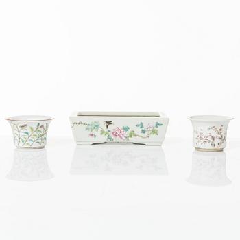 A Chinese famille rose porcelain flower pot and two cups, 20th century.