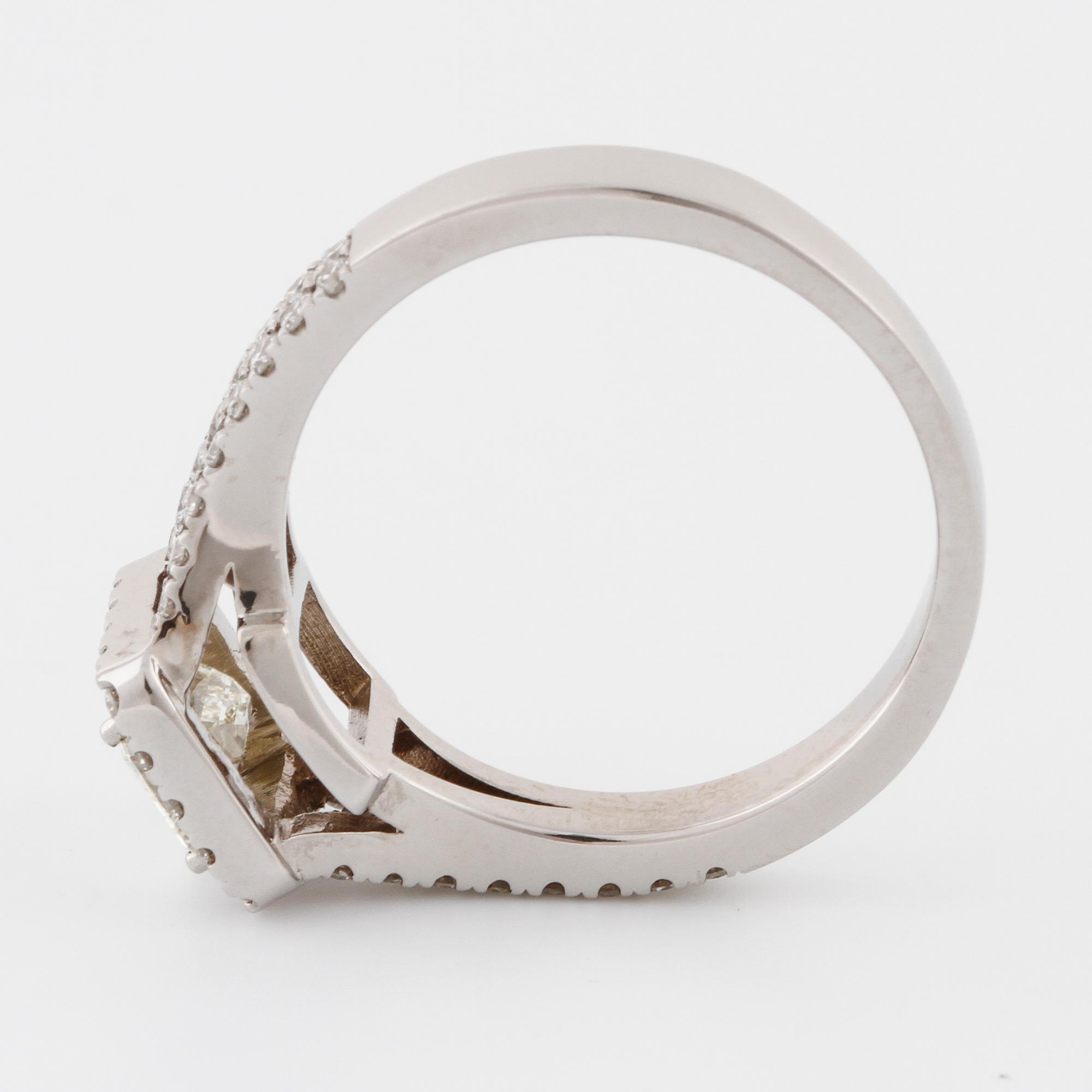 RING, med smaragdslipad diamant ca 0.75 ct samt briljantslipade diamanter totalt ca 0.50 ct.