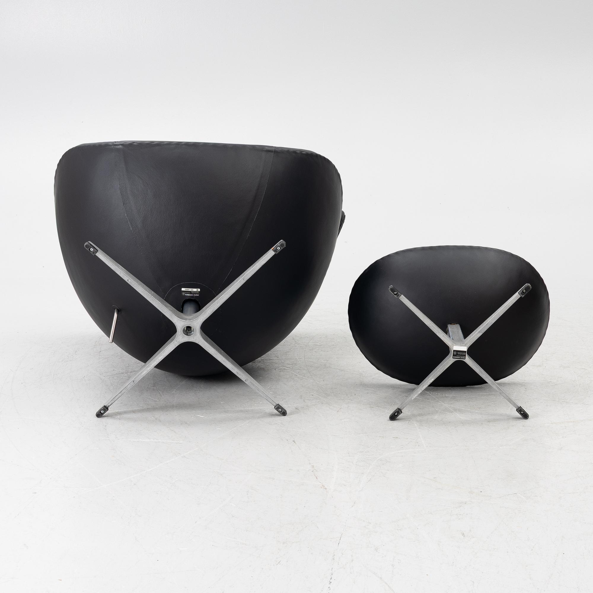 Arne Jacobsen, fåtölj med fotpall, "Ägget", Fritz Hansen, Danmark, 2022.