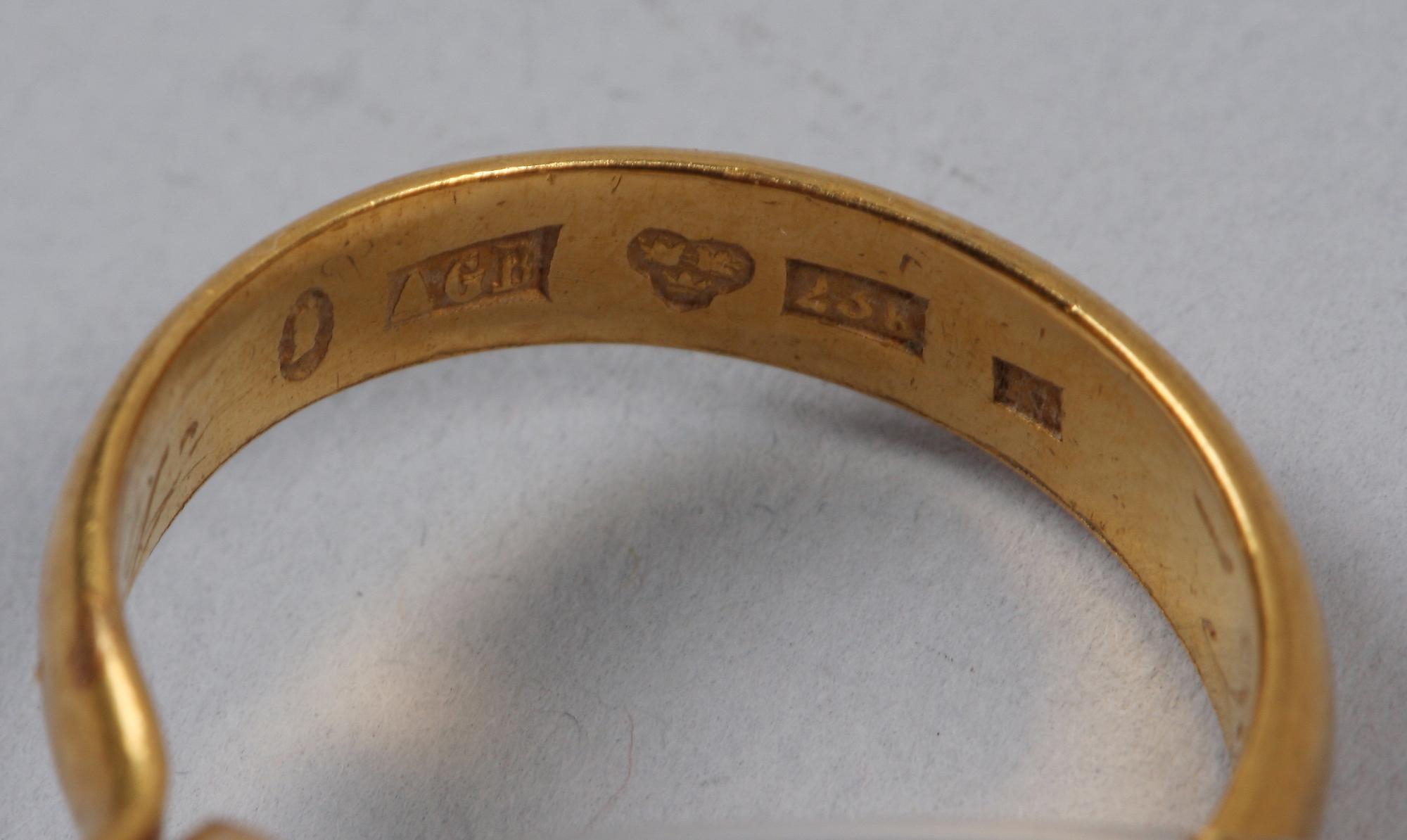 RING, guld 23 K, Axel Georg Björkman, Stockholm, verksam 1865-1915. Vikt 5 gram.