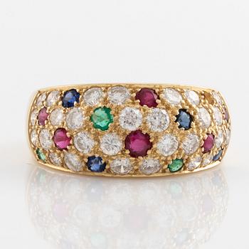 Ring med briljantslipade diamanter, rubiner, safirer och smaragder.