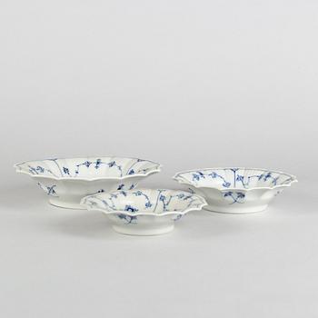 A set of three 'Blue Fluted Plain' porcelain dishes, Royal Copenhagen, model 140, 141 and 142, 1898-1923 and 20th centur.
