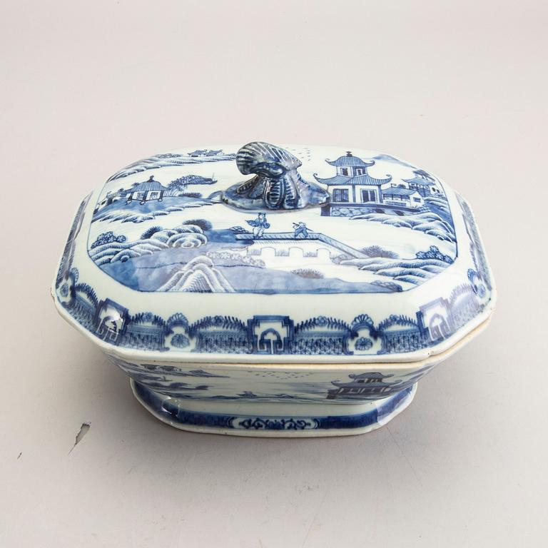 A Chines Qianlong porecelain tureen with lid.