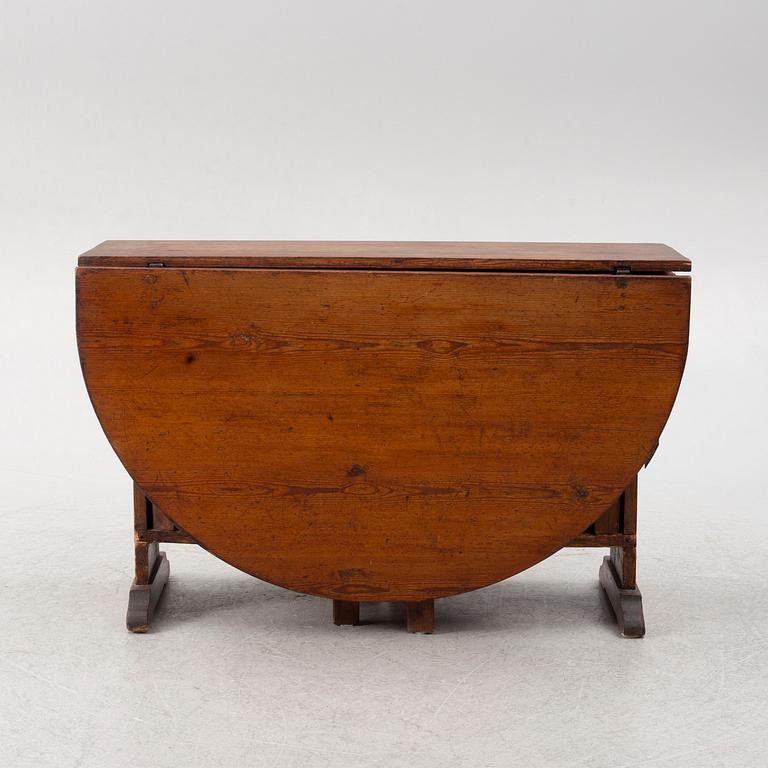 A gate-leg table, 18th/19th Century.
