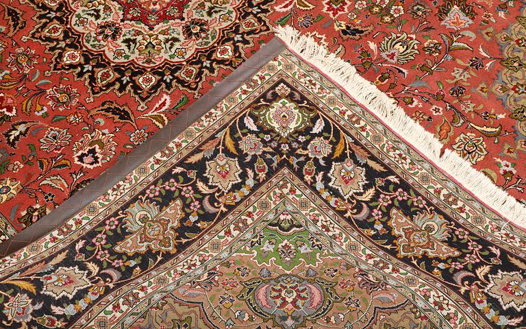A part silk Tabriz carpet, approx. 50 Raj, 292 x 202 cm.