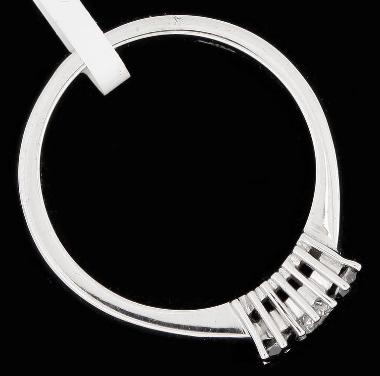 RING, 14k vitguld med diamant 0,10ct och färgade svarta diamanter tot 0,25ct. Vikt ca 3,67 gram.
