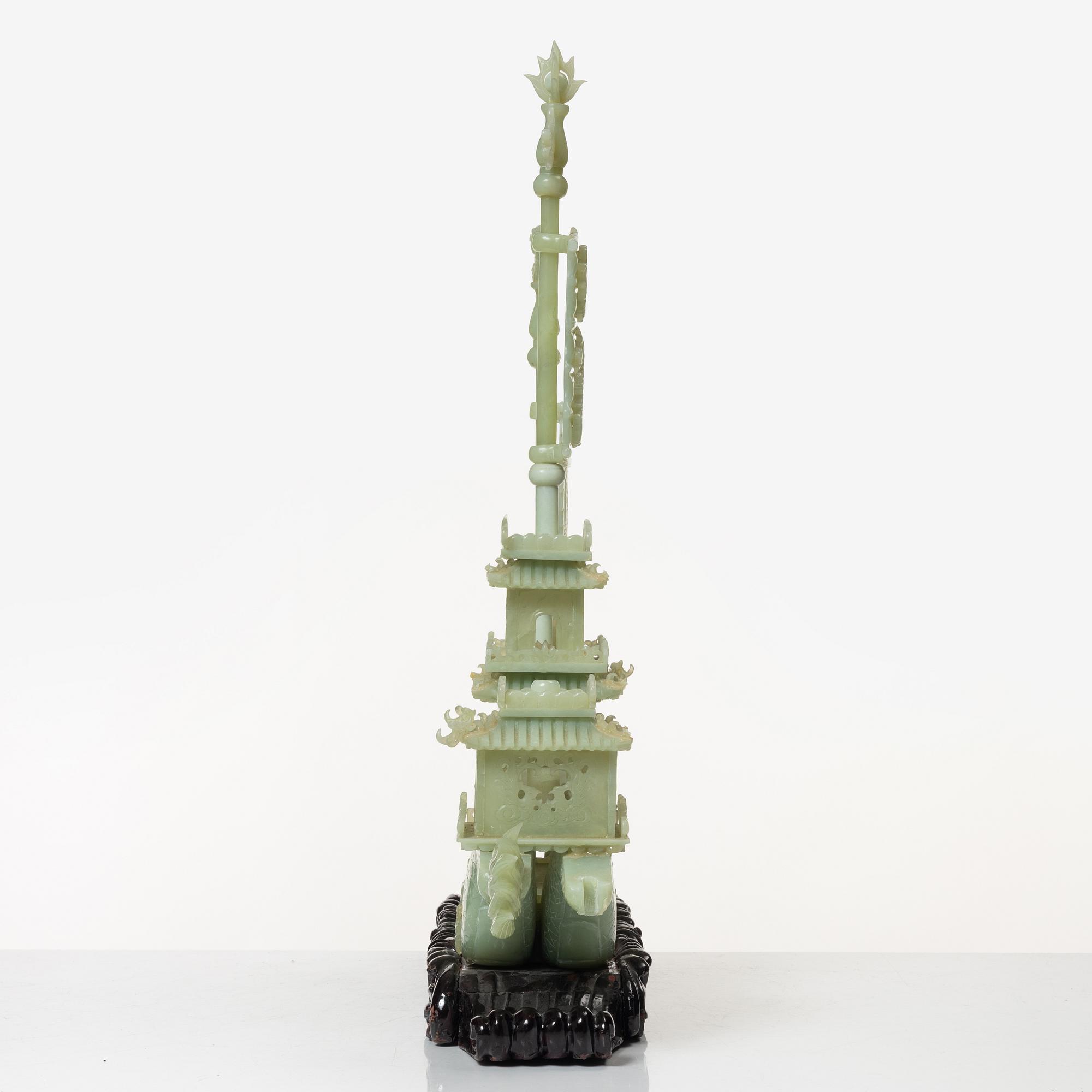 Skulptur, i form av fartyg, grön sten troligen bowenit, Kina, 1900-tal.