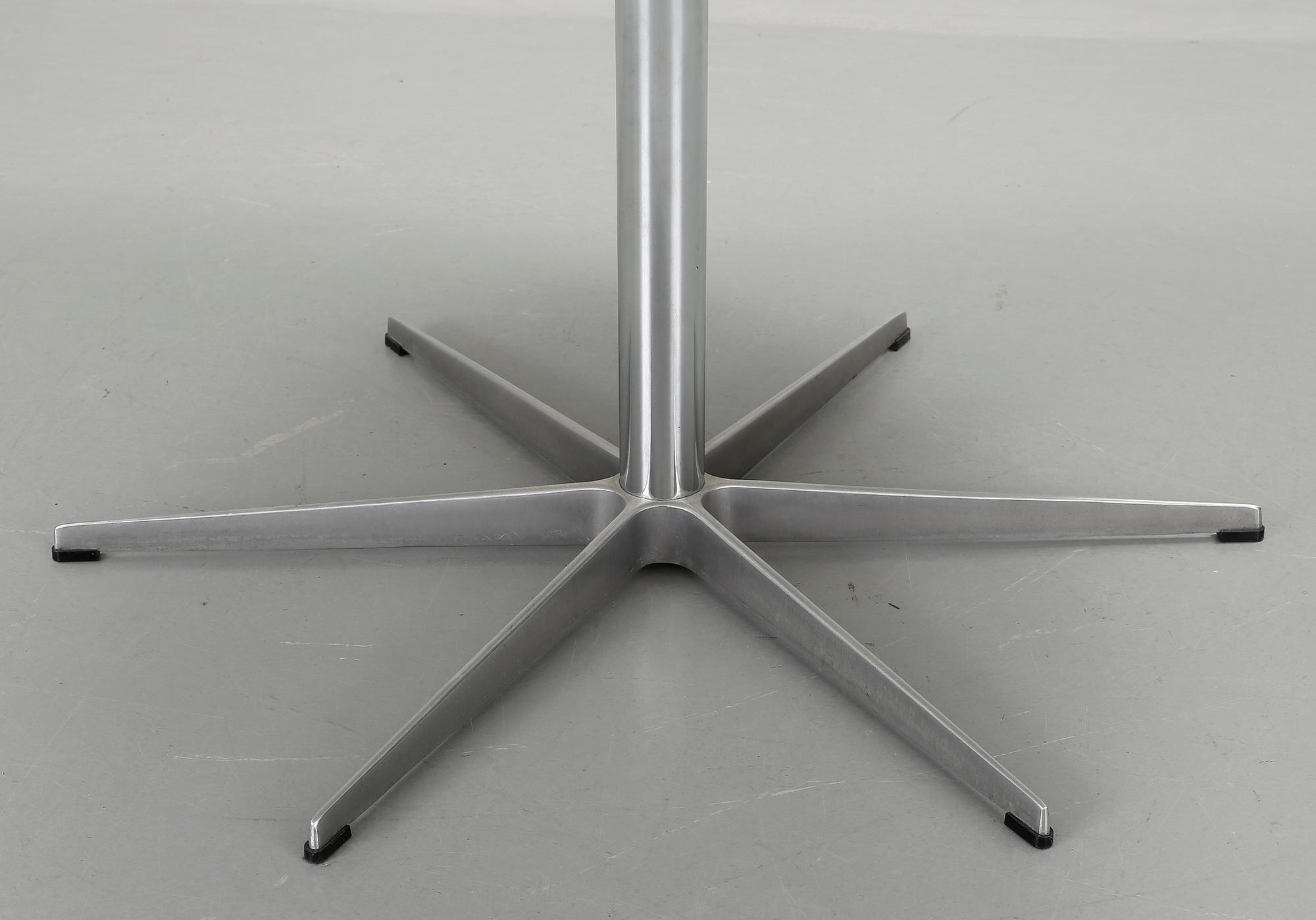 BORD, Arne Jacobsen för Fritz Hansen, Danmark. Etikettmärkt.