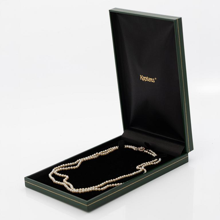 Pearl necklace with a gold clasp set with an old-cut and rose-cut diamonds and pearls.