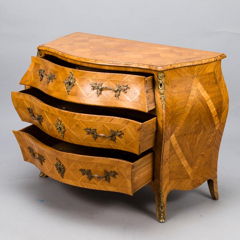 A SWEDISH CHEST OF DRAWERS, 18th Century.