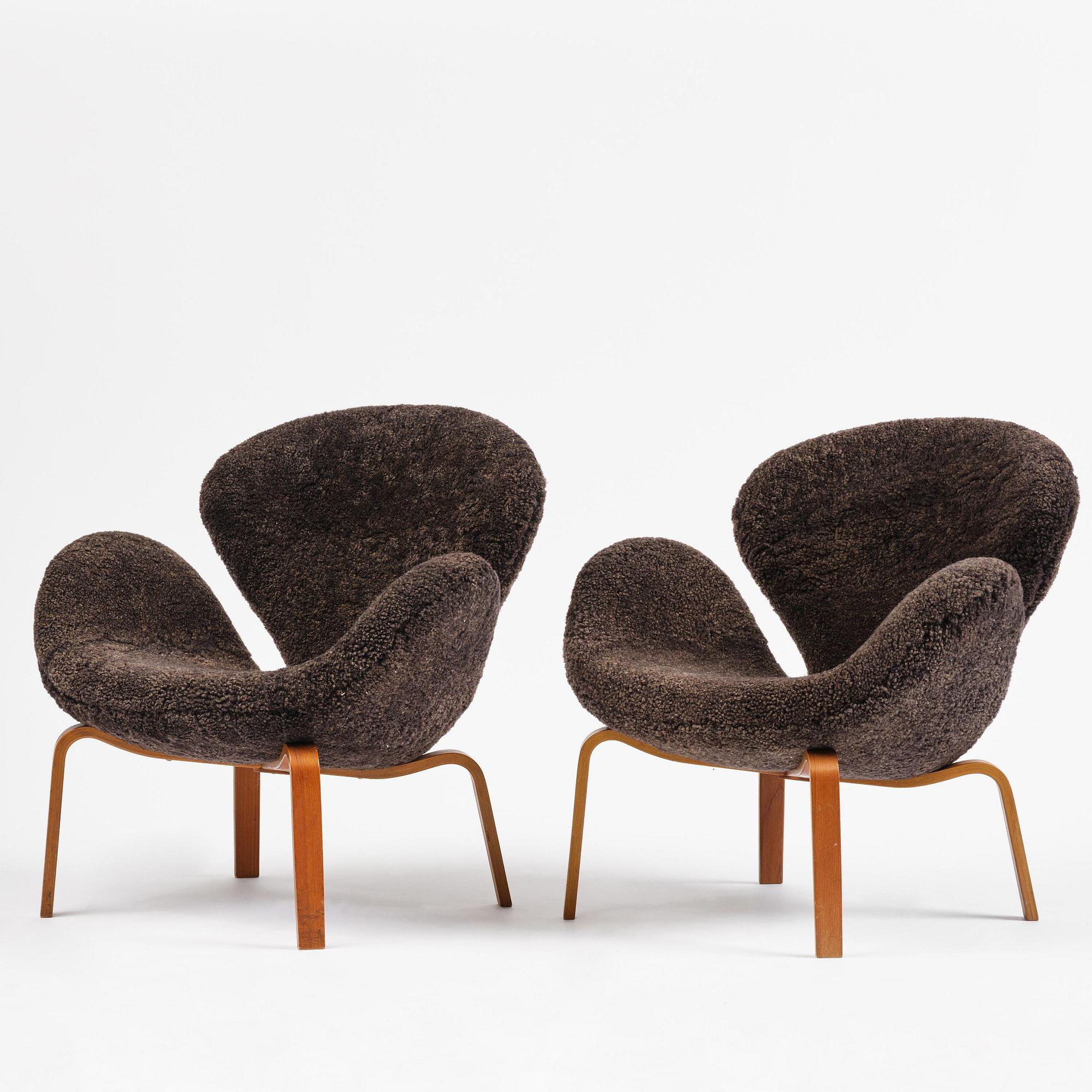 Arne Jacobsen, a pair´of “Swan” armchairs, Fritz Hansen, Denmark 1960s.