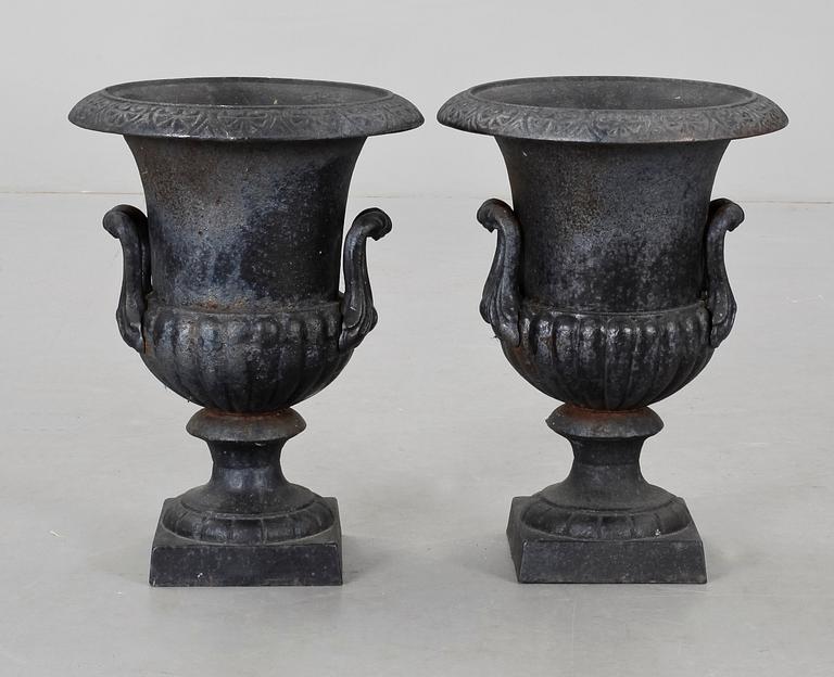 TRÄDGÅRDSURNOR, ett par, gjutjärn. 1900-talets andra hälft.