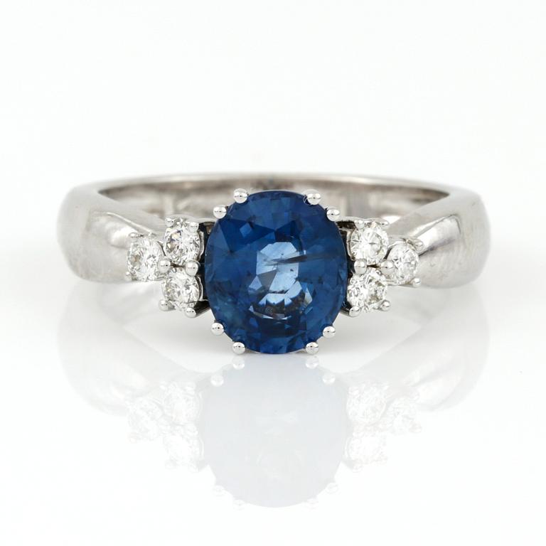 RING, 18K vitguld med ovalslipad safir ca 1,95 ct och briljantslipade diamanter, tot ca 0,22 ct. Vikt ca 5,20 g.
