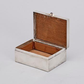 CIGARILLSKRIN, silver, C G Hallberg, Stockholm, 1909. Tot vikt ca 460 g.