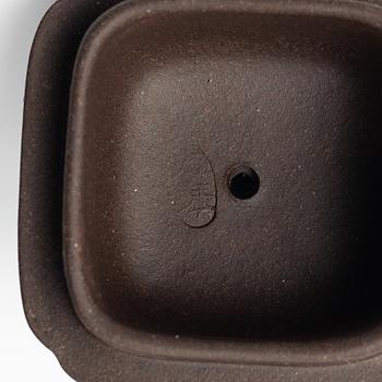 A group of three Chinese yixing teapots, 1980s.