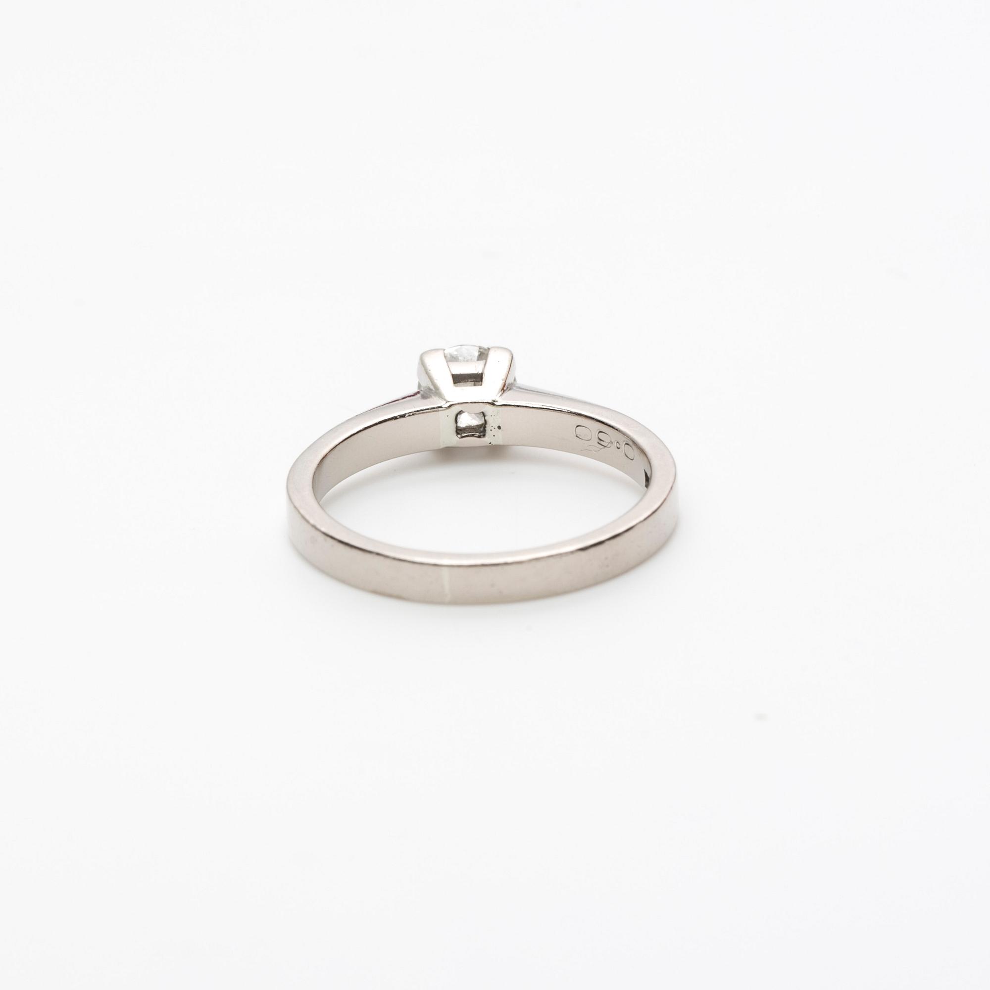 RING, 18K vitguld med briljantslipad diamant, ca 0.60 ct.