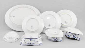 SERVISDELAR, 55 st, porslin, "Musselmalet", Royal Copenhagen, 1900-talets andra hälft.