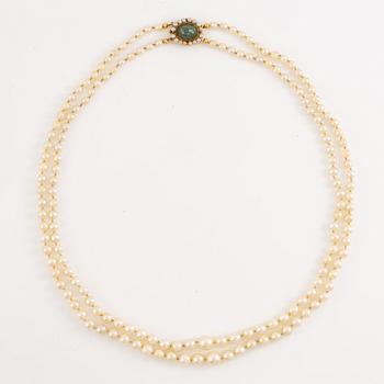 Pärlcollier, tvåradigt med doserade odlade pärlor, lås 18K guld med cabochonslipad grön turmalin och pärlor.