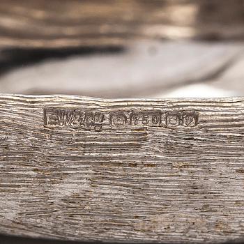 Rintaneula, 18K valkokultaa, sekä granaatteja ja briljanttihiottuja timantteja. BW&Co, Lontoo.