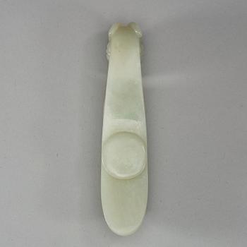 A pale celadon carved nephrite belt hook, Qing dynasty (1644-1912).