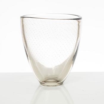 Gunnel Nyman, a glass vase, Nuutajärvi, Notsjö, Finland, 1947.