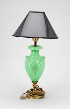 BORDSLAMPA, opalinglas, 1800-talets senare hälft.