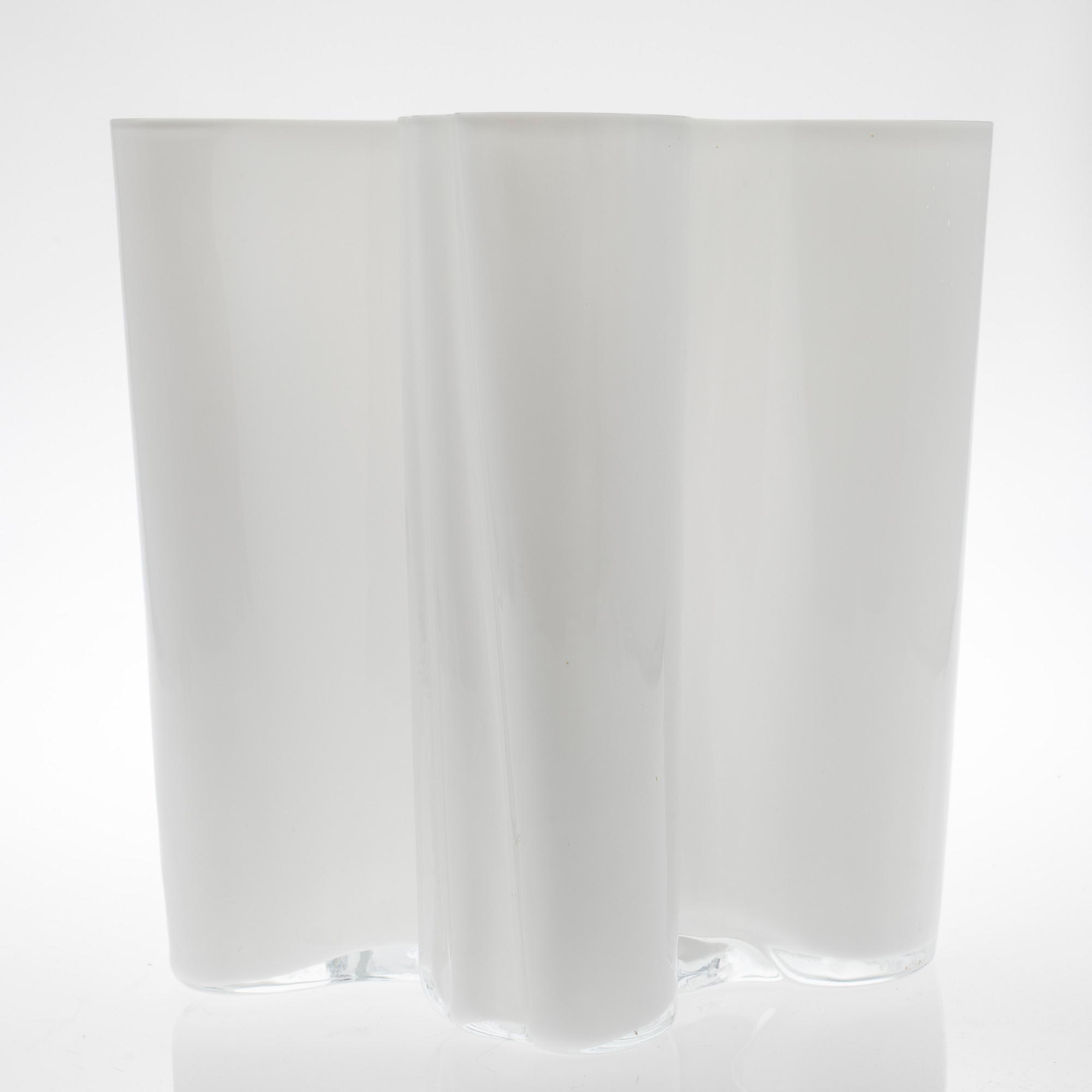 VAS, opalglas, signerad Alvar Aalto, Iittala 1970/80-tal.