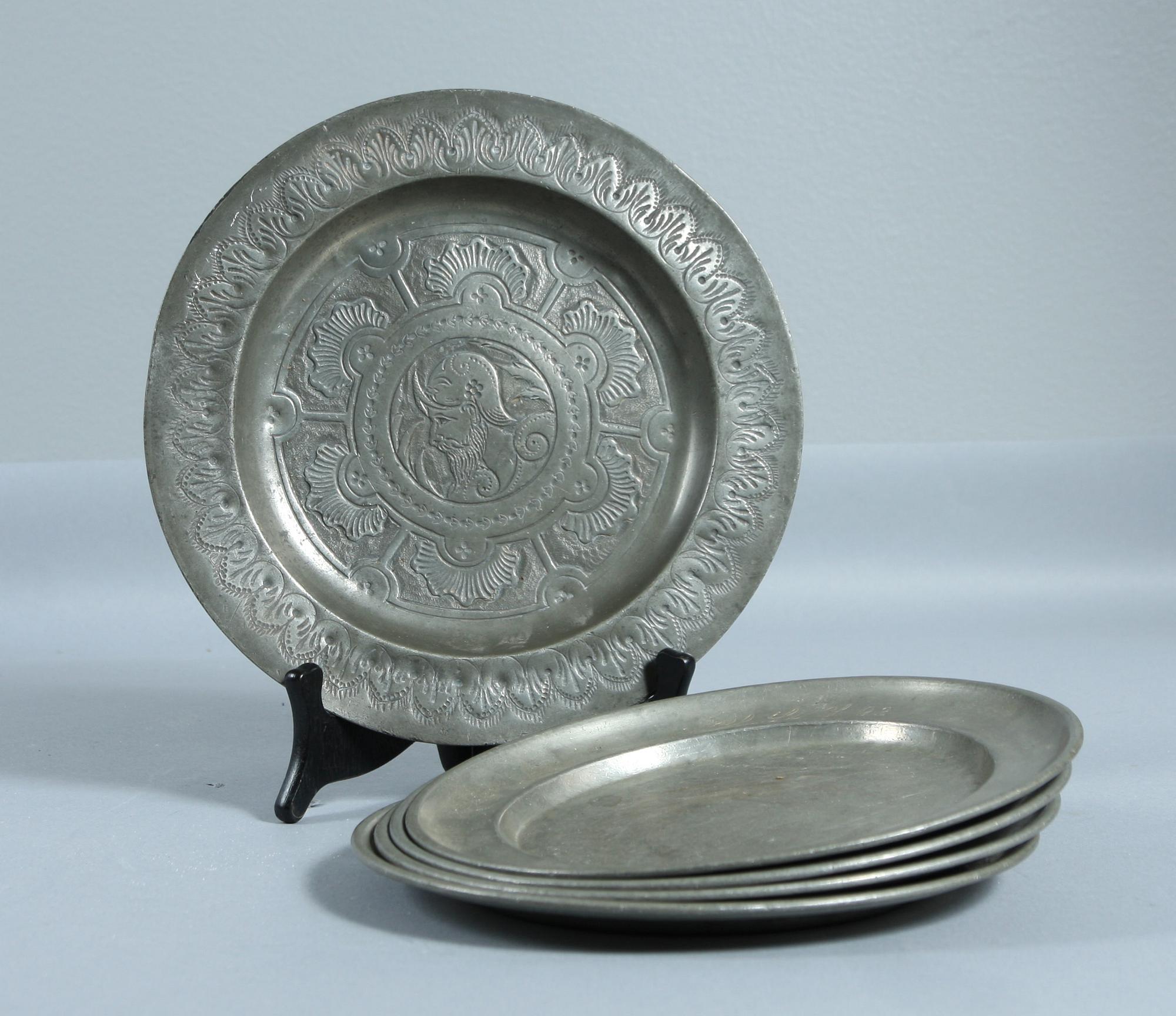 SKÅLFAT, 2 st och TALLRIKAR, 4+1, tenn, 1800-1900-tal.