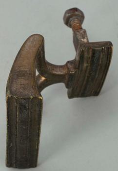 DÖRRHANDTAG, 3 st, brons, bl.a. Alvar Aalto.