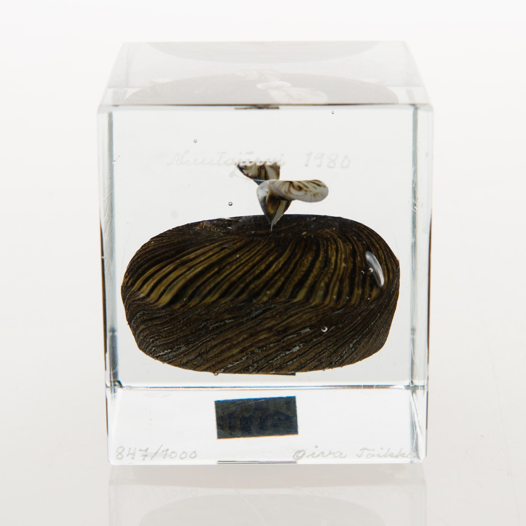 OIVA TOIKKA, A glass cube signed Oiva Toikka Nuutajärvi 1980 and numbered 847/1000.