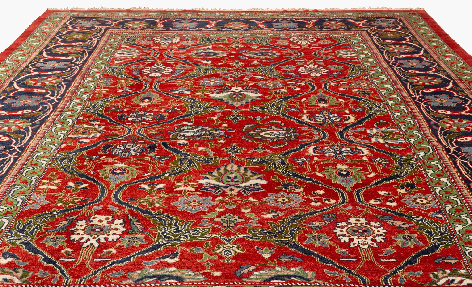 An antique 'Ziegler' carpet, Sultanabad area, ca 533 x 358 cm.